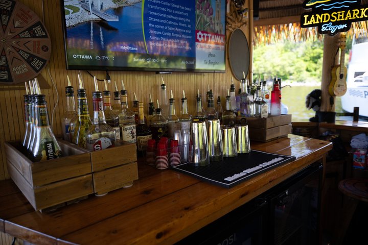 Lilo Drijvende Tiki Bar op de Ottawa River (Gatineau Pickup)