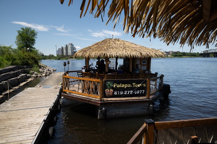 Moana galleggiante Tiki Bar sul fiume Ottawa (Ottawa PickUp)