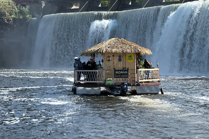 Moana galleggiante Tiki Bar sul fiume Ottawa (Ottawa PickUp)
