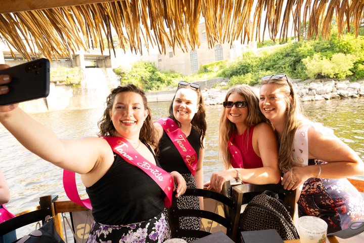 Moana galleggiante Tiki Bar sul fiume Ottawa (Ottawa PickUp)