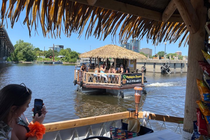 Moana galleggiante Tiki Bar sul fiume Ottawa (Ottawa PickUp)