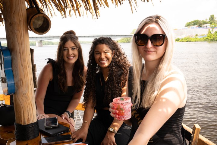 Moana galleggiante Tiki Bar sul fiume Ottawa (Ottawa PickUp)
