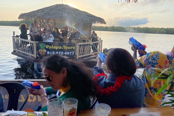Moana galleggiante Tiki Bar sul fiume Ottawa (Ottawa PickUp)