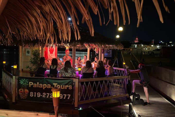 Moana galleggiante Tiki Bar sul fiume Ottawa (Ottawa PickUp)