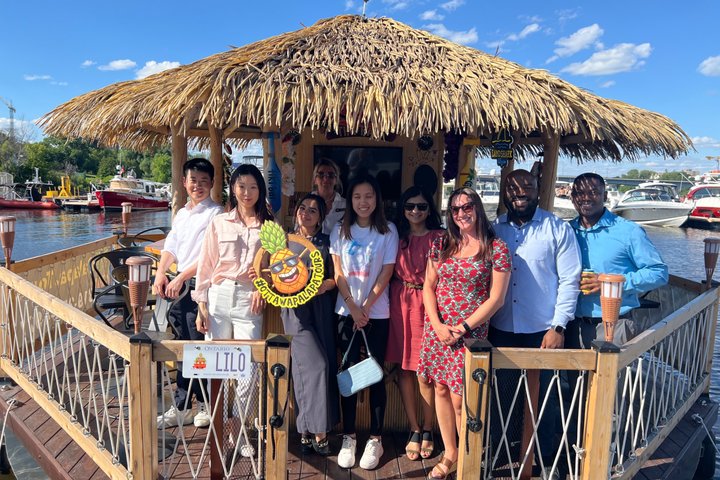 Moana galleggiante Tiki Bar sul fiume Ottawa (Ottawa PickUp)