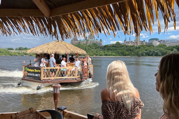 Moana galleggiante Tiki Bar sul fiume Ottawa (Ottawa PickUp)