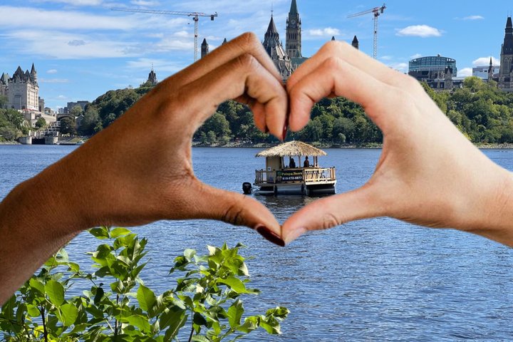 Moana galleggiante Tiki Bar sul fiume Ottawa (Ottawa PickUp)