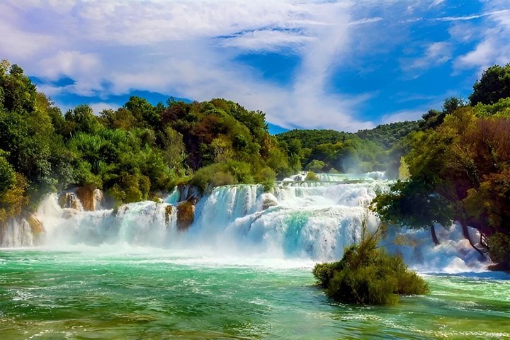 Viagem de um dia às cachoeiras Krka saindo de Makarska Riviera