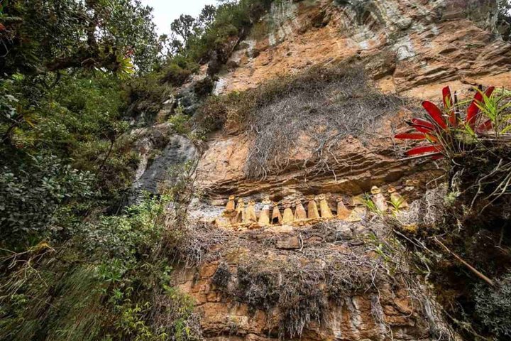 Sarcophagi of Karajia och Quiocta Cavern Upptäck Chachapoyas