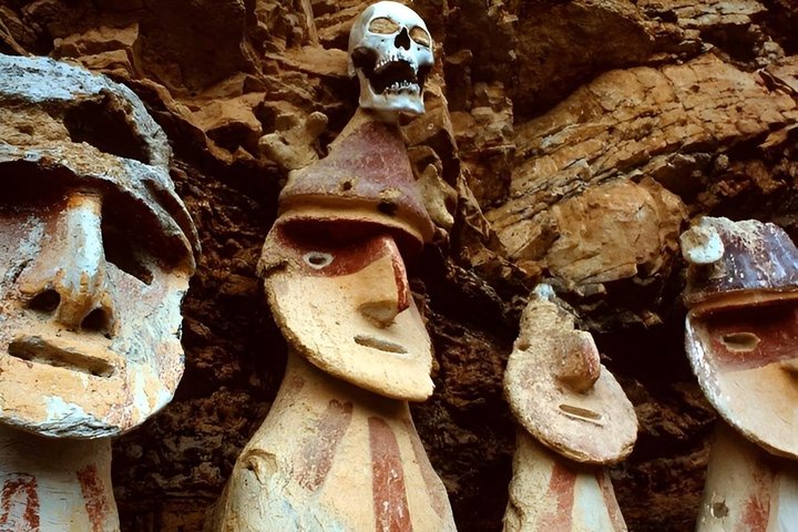 Sarcophagi of Karajia och Quiocta Cavern Upptäck Chachapoyas