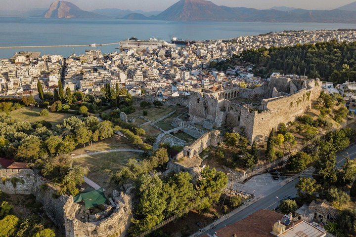 Tour Privado de 4 Horas de Patras História Cultura e Degustação de Vinhos