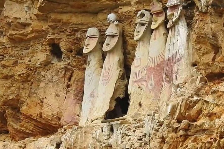 Chachapoyas Tagesausflug zu den Carajía Sarcophagi und Quiocta Höhlen