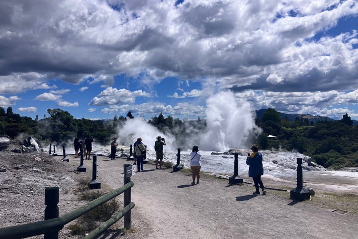 Tour cultural y geotérmico del País de las Maravillas de Rotorua – Partida de Tauranga
