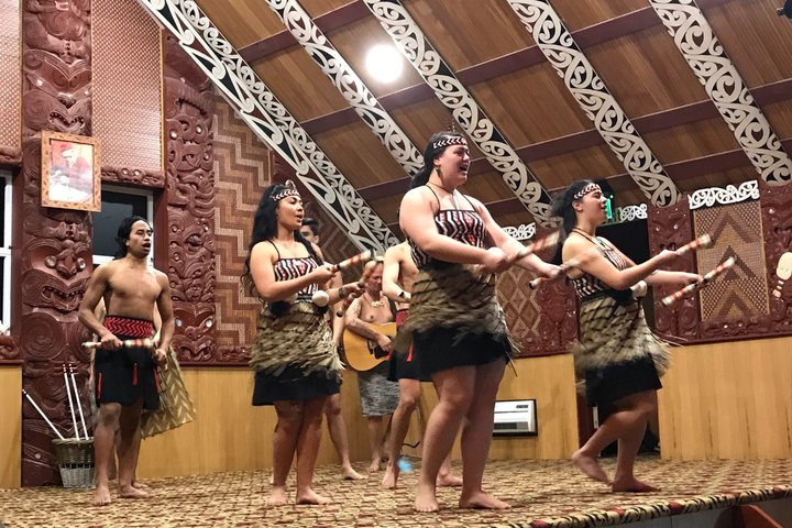 Tour cultural y geotérmico del País de las Maravillas de Rotorua – Partida de Tauranga
