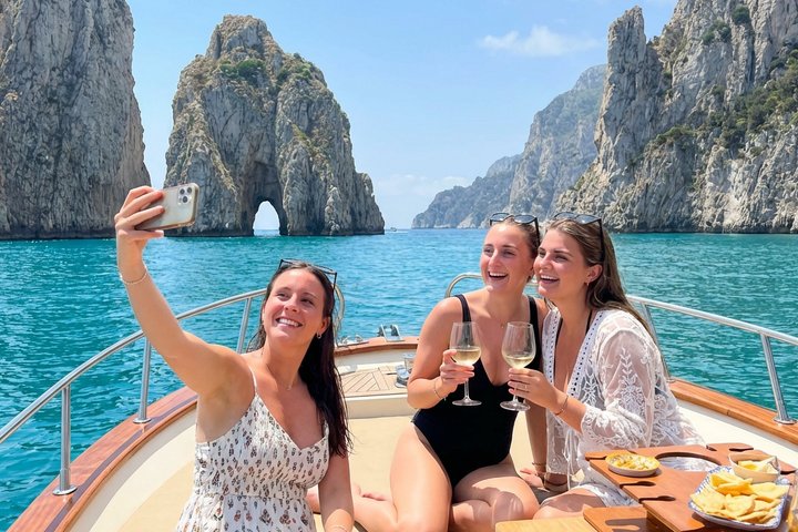 Capri em um dia: passeio de barco + visita à cidade + bar gratuito + brunch