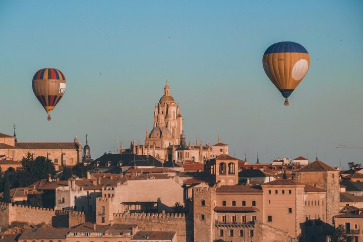 Voos exclusivos de balão de ar quente ao nascer e pôr do sol em Segóvia.