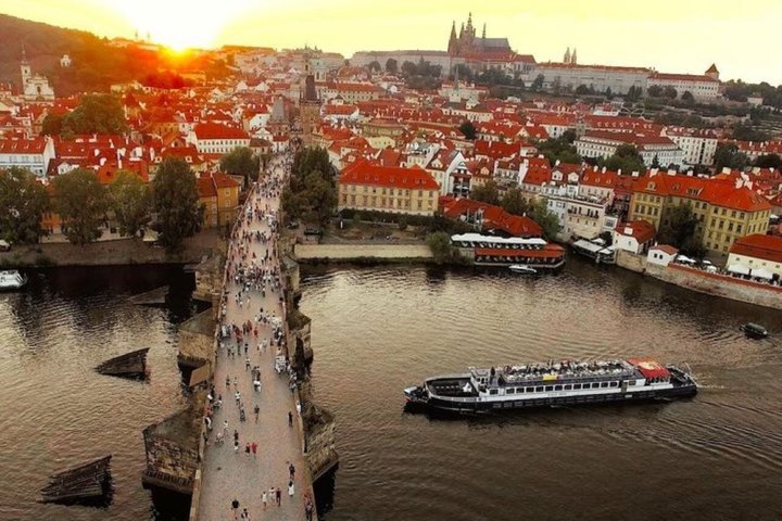 Prague Sightseeing Boat Cruise with Buffet Dinner