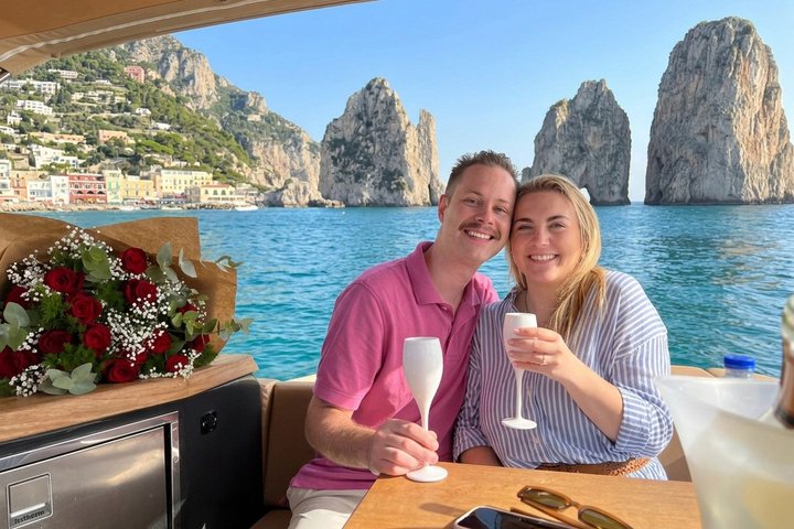Capri em um dia: passeio de barco + visita à cidade + bar gratuito + brunch