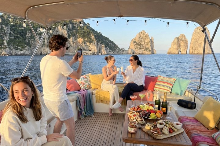 Capri em um dia: passeio de barco + visita à cidade + bar gratuito + brunch
