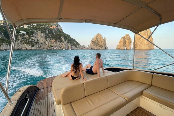 Capri em um dia: passeio de barco + visita à cidade + bar gratuito + brunch