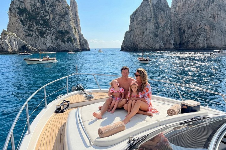 Capri em um dia: passeio de barco + visita à cidade + bar gratuito + brunch