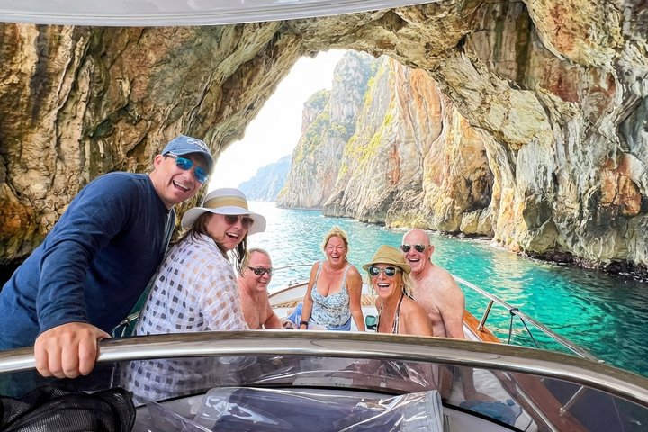 Capri em um dia: passeio de barco + visita à cidade + bar gratuito + brunch