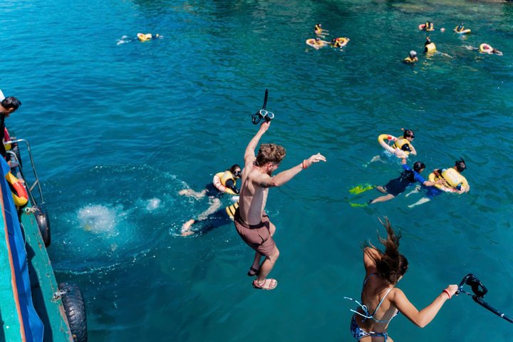 Tour de día completo de buceo con tobogán acuático