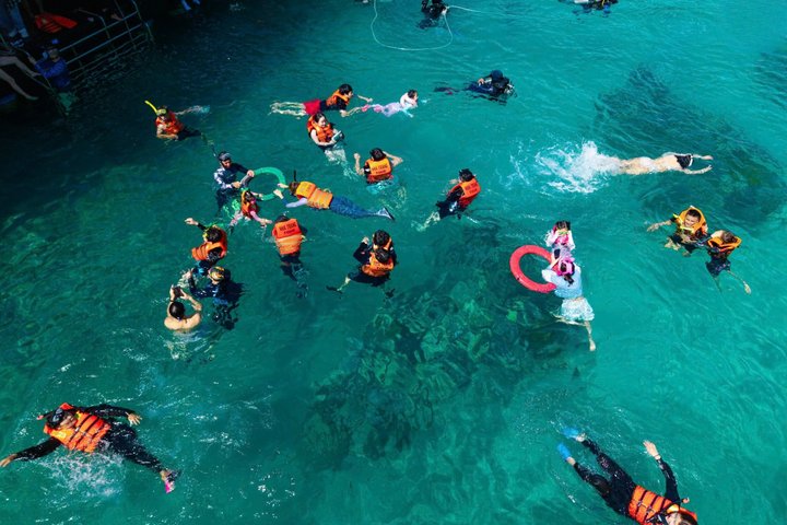 Tour de día completo de buceo con tobogán acuático