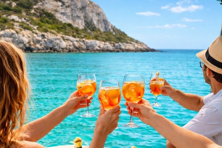 Katamarantur med stopp for bading og snorkling og en skål med Prosecco.