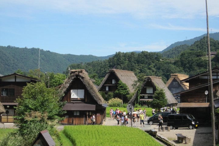 [Visite en bus d'une journée au départ de la gare de Kanazawa] Visite de Shirakawa-go/Takayama en bus Platinum Route