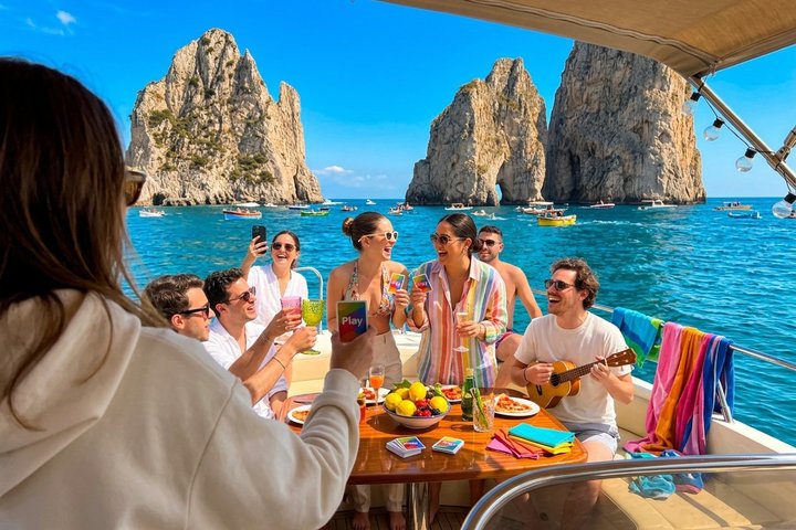 Capri em um dia: passeio de barco + visita à cidade + bar gratuito + brunch