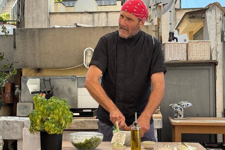 Classe de cozinha no teto em Genova: Pesto, pasta fresca e vinho
