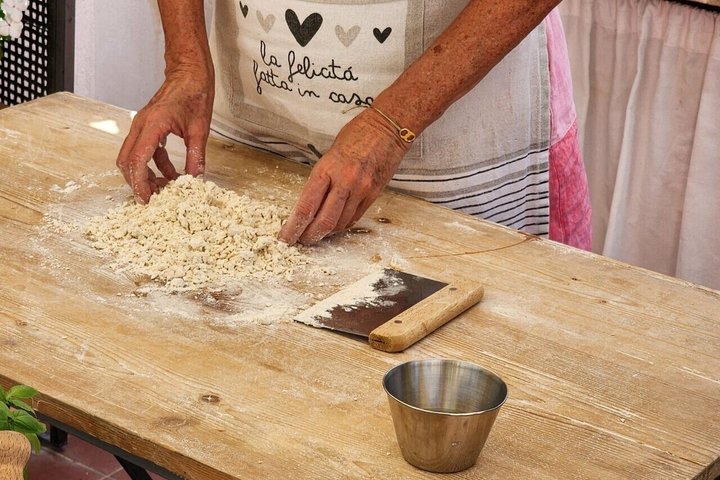 Classe de cozinha no teto em Genova: Pesto, pasta fresca e vinho