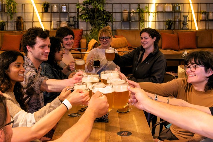 Bratislava: Stadstour met 14+ Proeverijen en Lokale Gids