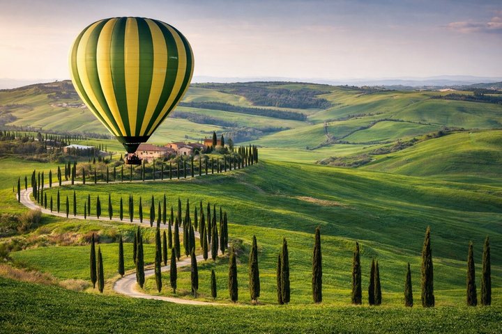 Montgolfière au-dessus des collines de Pienza, Montalcino et Val D'Orcia