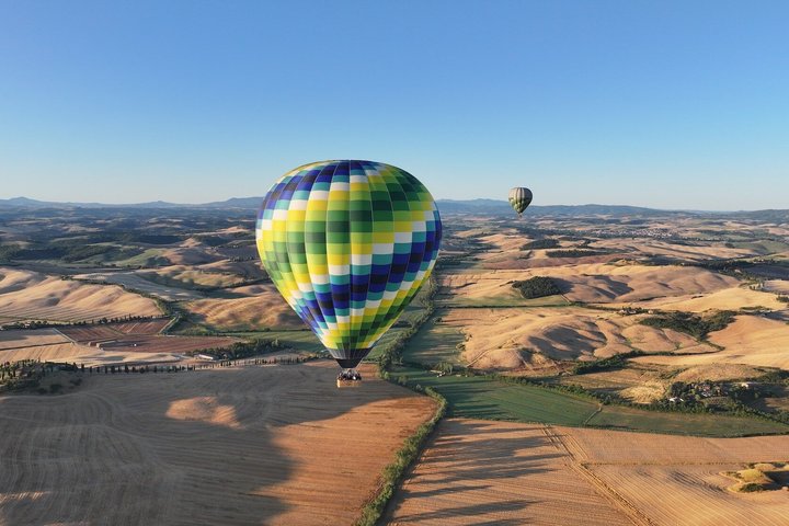Montgolfière au-dessus des collines de Pienza, Montalcino et Val D'Orcia