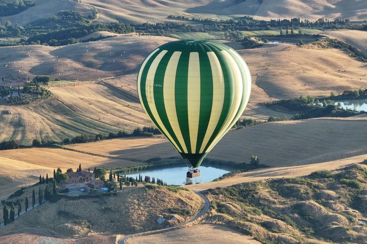 Montgolfière au-dessus des collines de Pienza, Montalcino et Val D'Orcia