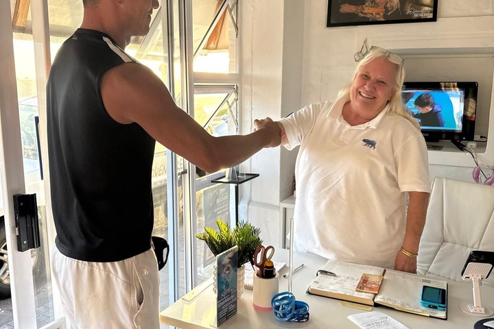 Haaienkooi Duiken met gratis lucht in kooi vanuit Gansbaai