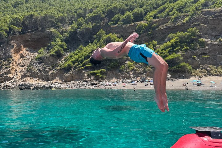 Alcudia : excursion de 3 heures en hors-bord avec visite touristique, découverte des grottes marines et plongée avec tuba