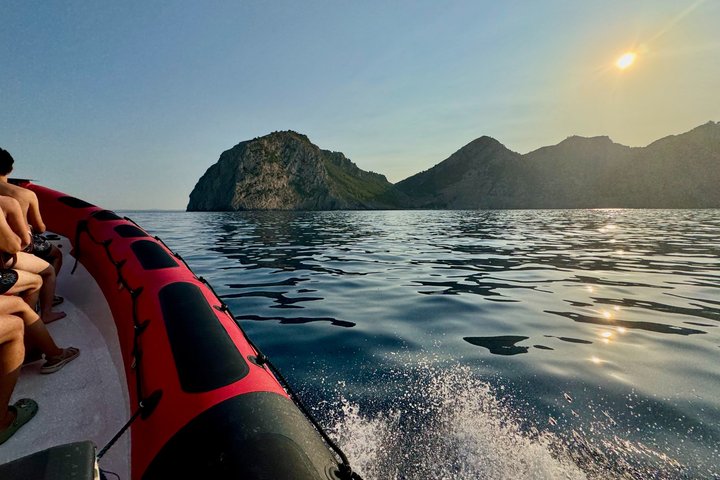 Alcudia : excursion de 3 heures en hors-bord avec visite touristique, découverte des grottes marines et plongée avec tuba