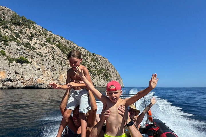 Alcudia : excursion de 3 heures en hors-bord avec visite touristique, découverte des grottes marines et plongée avec tuba