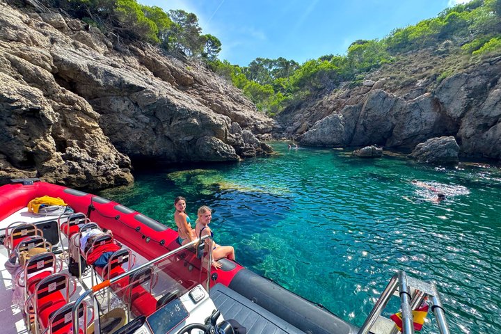 Alcudia : excursion de 3 heures en hors-bord avec visite touristique, découverte des grottes marines et plongée avec tuba
