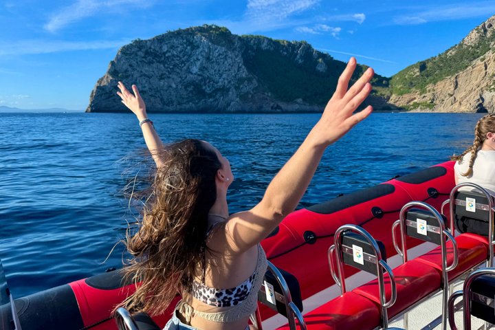 Alcudia : excursion de 3 heures en hors-bord avec visite touristique, découverte des grottes marines et plongée avec tuba