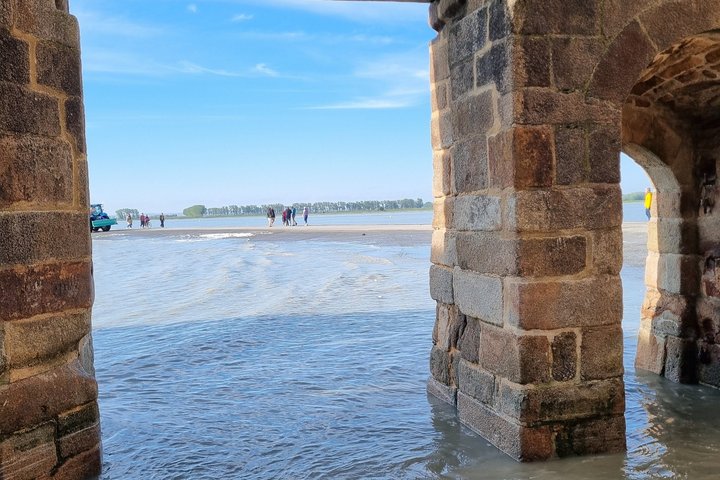 Een begeleide wandeltocht van 2 uur door het dorp Mont Saint Michel.