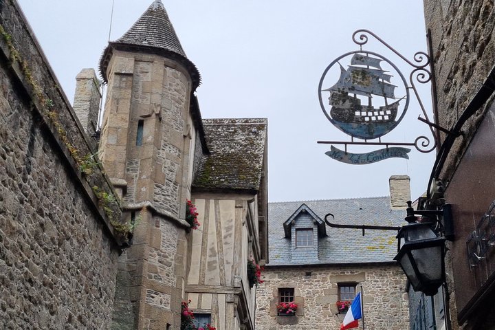 Een begeleide wandeltocht van 2 uur door het dorp Mont Saint Michel.