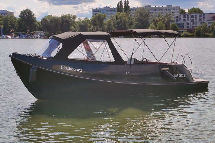 Explore Potsdam Wannsee en barco (de 1 a 8 personas, no se requiere licencia).