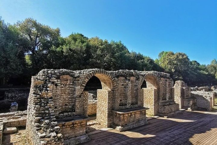 Från Sarande : Rundtur på slottet Butrint , Blue Eye och Lekursi