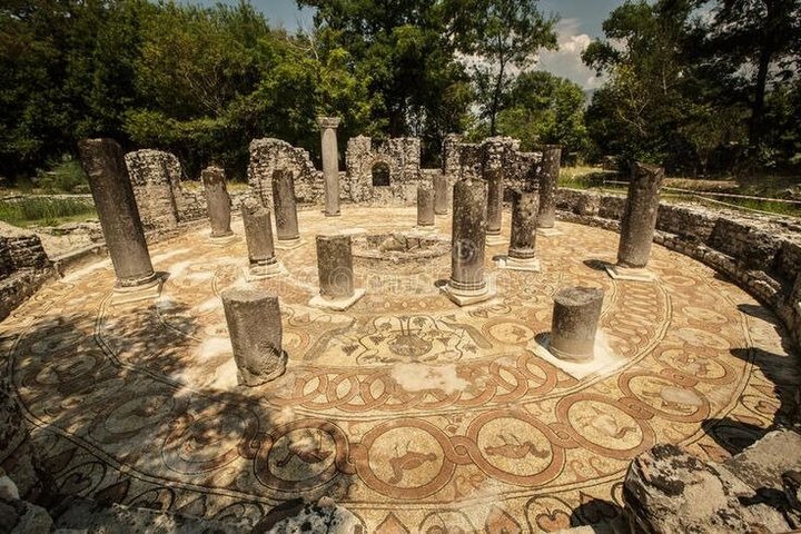 Från Sarande : Rundtur på slottet Butrint , Blue Eye och Lekursi