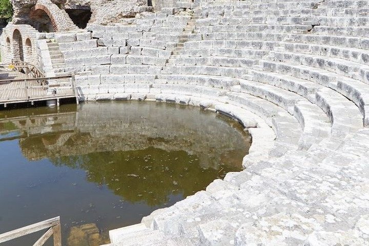 Från Sarande : Rundtur på slottet Butrint , Blue Eye och Lekursi