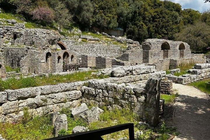 Från Sarande : Rundtur på slottet Butrint , Blue Eye och Lekursi